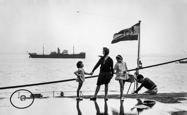 1964, Gerardo Vielba,'Reflejos en el muelle'. Santander. 